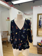 Load image into Gallery viewer, Anthropologie top S
