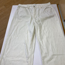 Load image into Gallery viewer, Uniqlo white jeans 32
