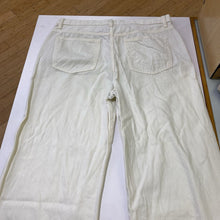 Load image into Gallery viewer, Uniqlo white jeans 32
