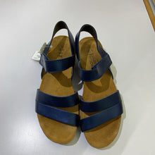 Load image into Gallery viewer, Naot pearl finish leather sandals 39
