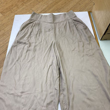 Load image into Gallery viewer, Sunday Best wide leg crop pants M
