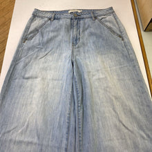 Load image into Gallery viewer, Hidden Hills wide leg flowy jeans 29
