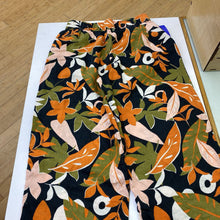 Load image into Gallery viewer, C&amp;C California linen pull on pants M
