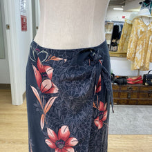 Load image into Gallery viewer, Tommy Bahama side tie silk skirt S
