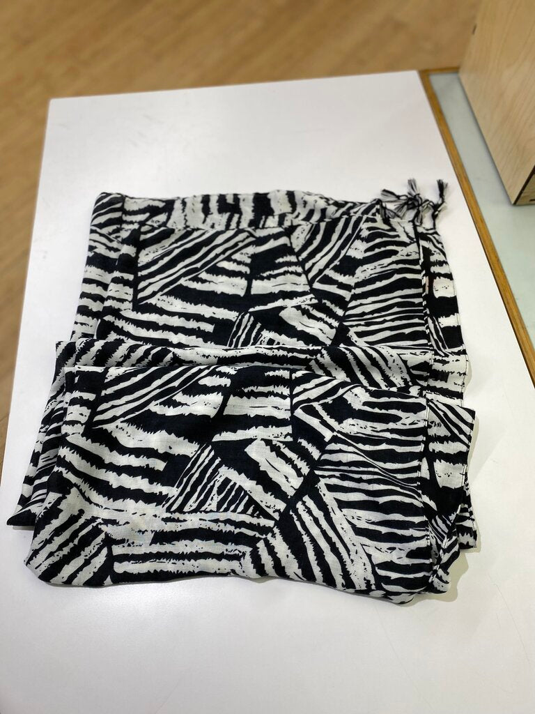 Black White scarf