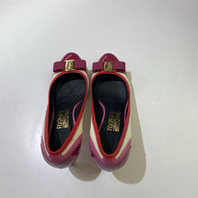 Load image into Gallery viewer, Salvatore Ferragamo pumps 8.5
