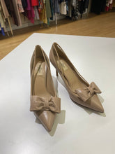 Load image into Gallery viewer, Valentino heels 39
