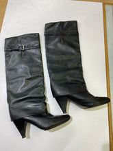 Load image into Gallery viewer, Michael Kors pull on leather boots 9
