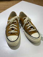 Load image into Gallery viewer, Converse Chuck Taylor sneakers 8.5
