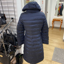 Load image into Gallery viewer, Uniqlo packable ultra light down coat XS
