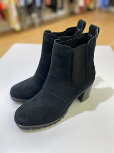 UGG Hazel suede boot NWOT 9