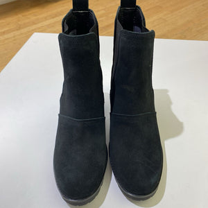 UGG Hazel suede boot NWOT 9