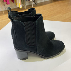 UGG Hazel suede boot NWOT 9