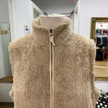 Load image into Gallery viewer, Mountain &amp; Isles fuzzy vest NWT L
