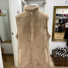 Load image into Gallery viewer, Mountain &amp; Isles fuzzy vest NWT L
