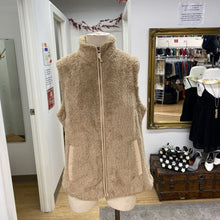 Load image into Gallery viewer, Mountain &amp; Isles fuzzy vest NWT L
