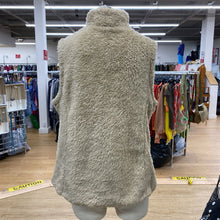 Load image into Gallery viewer, Mountain &amp; Isles fuzzy vest NWT L
