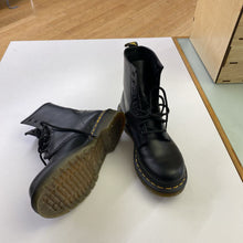 Load image into Gallery viewer, Dr. Martens boots 38/7
