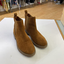 Load image into Gallery viewer, Steve Madden suede boots 7
