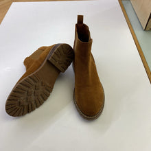 Load image into Gallery viewer, Steve Madden suede boots 7
