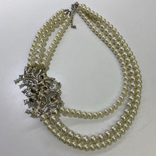 Load image into Gallery viewer, Pearl Rhinestone statement necklace
