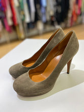 Load image into Gallery viewer, Gucci Suede Pumps 39
