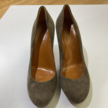 Load image into Gallery viewer, Gucci Suede Pumps 39

