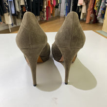 Load image into Gallery viewer, Gucci Suede Pumps 39
