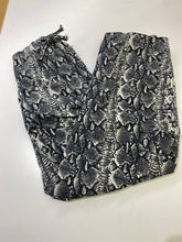 Load image into Gallery viewer, Alice &amp; Olivia cargo pants 27 NWT
