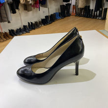 Load image into Gallery viewer, Michael Kors pumps 7
