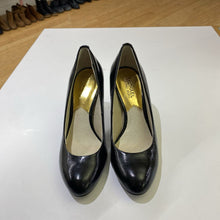 Load image into Gallery viewer, Michael Kors pumps 7
