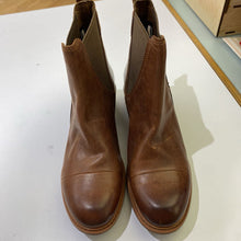 Load image into Gallery viewer, Timberland pull on leather booties NWOT9
