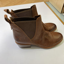 Load image into Gallery viewer, Timberland pull on leather booties NWOT9
