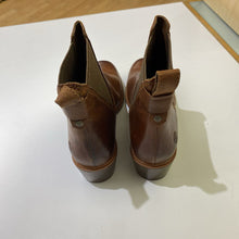 Load image into Gallery viewer, Timberland pull on leather booties NWOT9
