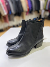 Load image into Gallery viewer, Timberland pull on leather booties NWOT 9
