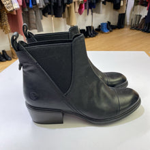 Load image into Gallery viewer, Timberland pull on leather booties NWOT 9
