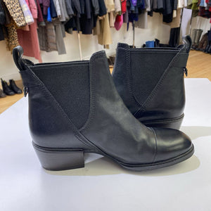 Timberland pull on leather booties NWOT 9