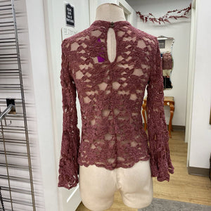 Akemi+Kin lace top 6