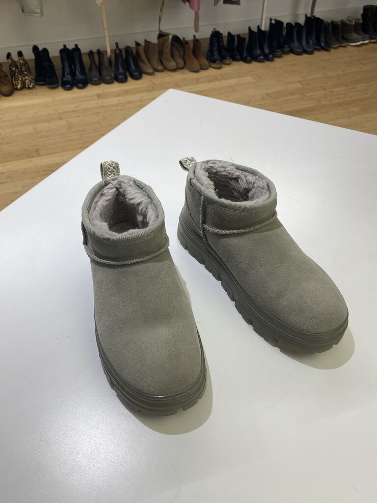 UGG Classic Ultra Mini Clear boots 7