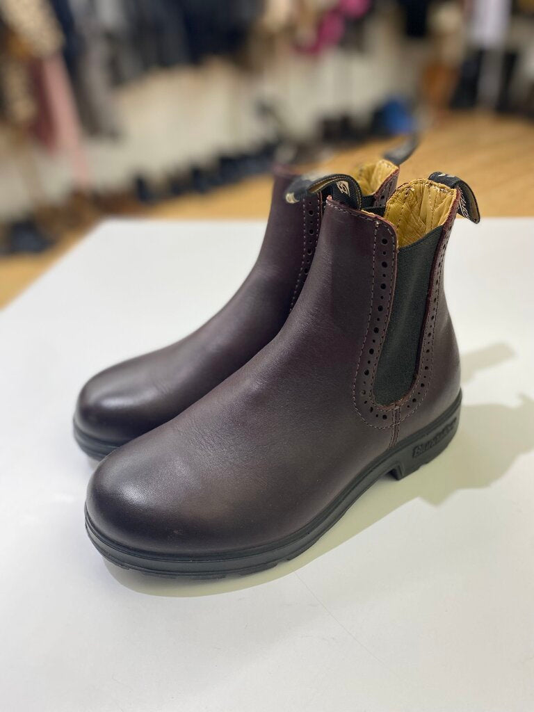 Blundstone Original 1352 Chelsea boots NWOT 6(US)