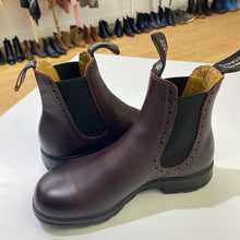 Load image into Gallery viewer, Blundstone Original 1352 Chelsea boots NWOT 6(US)
