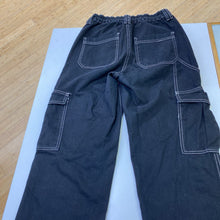 Load image into Gallery viewer, BDG cargo pants 26
