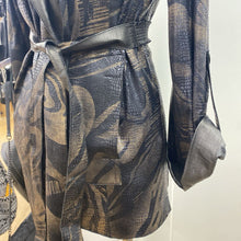 Load image into Gallery viewer, Alice Arthur reversible light leather jacket 42
