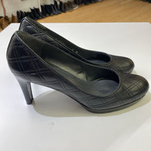 Load image into Gallery viewer, Stuart Weitzman quilted leather heels 8
