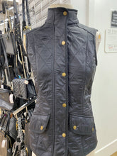 Load image into Gallery viewer, Barbour quilted vest 4
