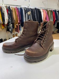 Roots lace up boots 6