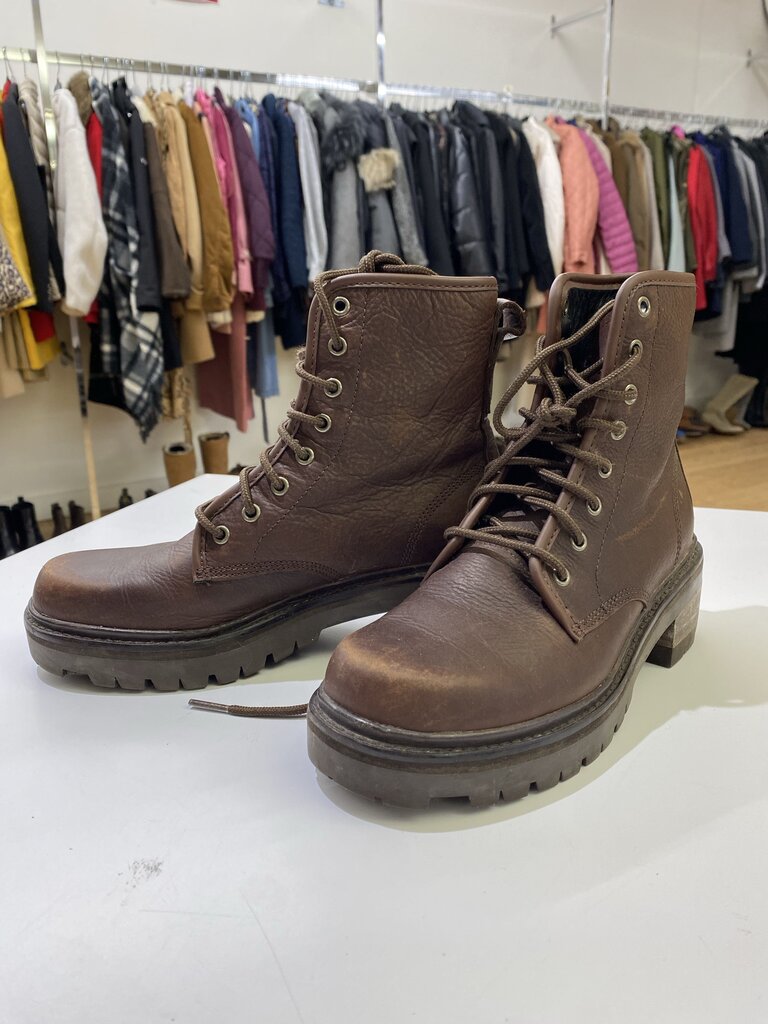 Roots lace up boots 6