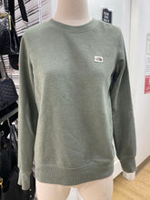 Load image into Gallery viewer, The North Face sweater XS
