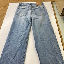 Load image into Gallery viewer, Denim Forum the Arlo Curve-Fit Hi Straight 26
