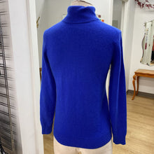Load image into Gallery viewer, Lord &amp; Taylor cashmere sweater XS
